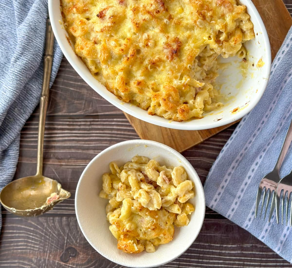 White bowl of macaroni cheese and bacon and garlic 