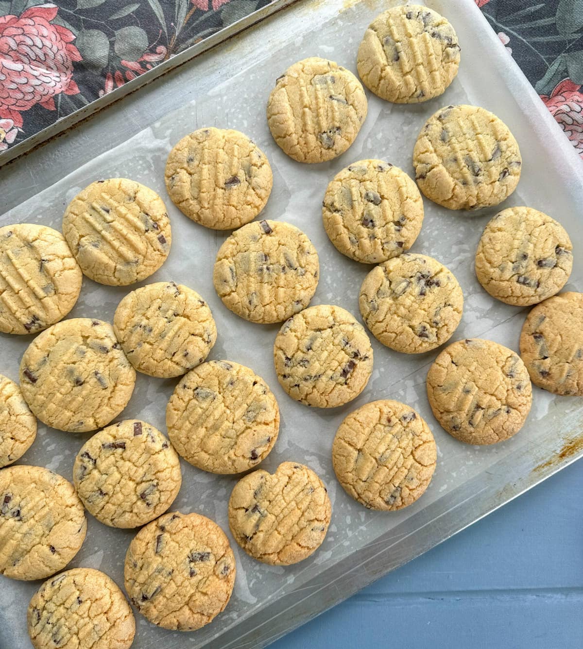 Biscuits on a baking tray after being cooked.