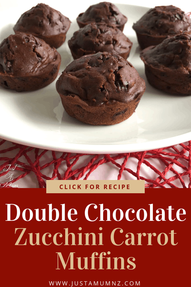 Delicious Double Chocolate Muffins with Zucchini and Carrot, loaded with chocolate chips and hidden vegetables! Healthy and easy, you will love this recipe, it is the best! #recipe #baking #