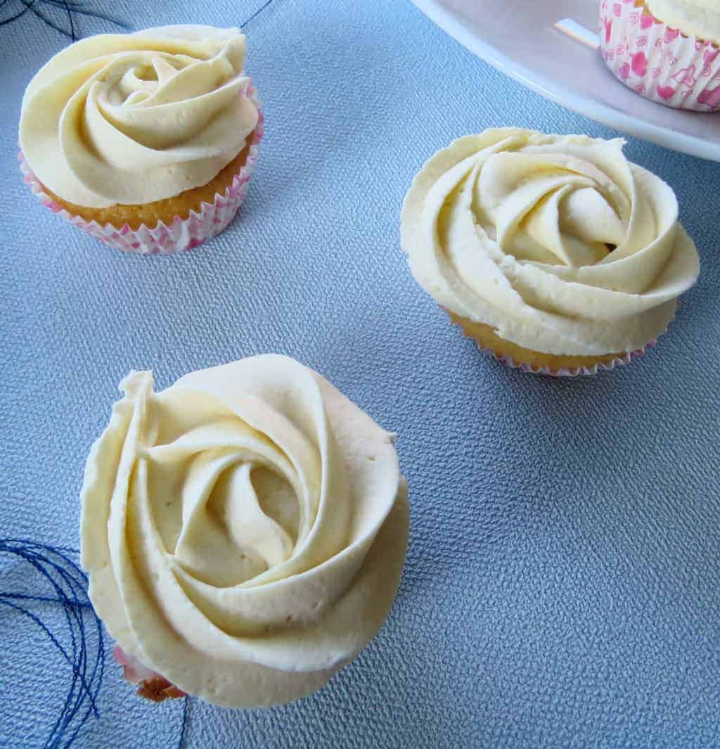 Vanilla Cupcakes with Vanilla Buttercream Icing 