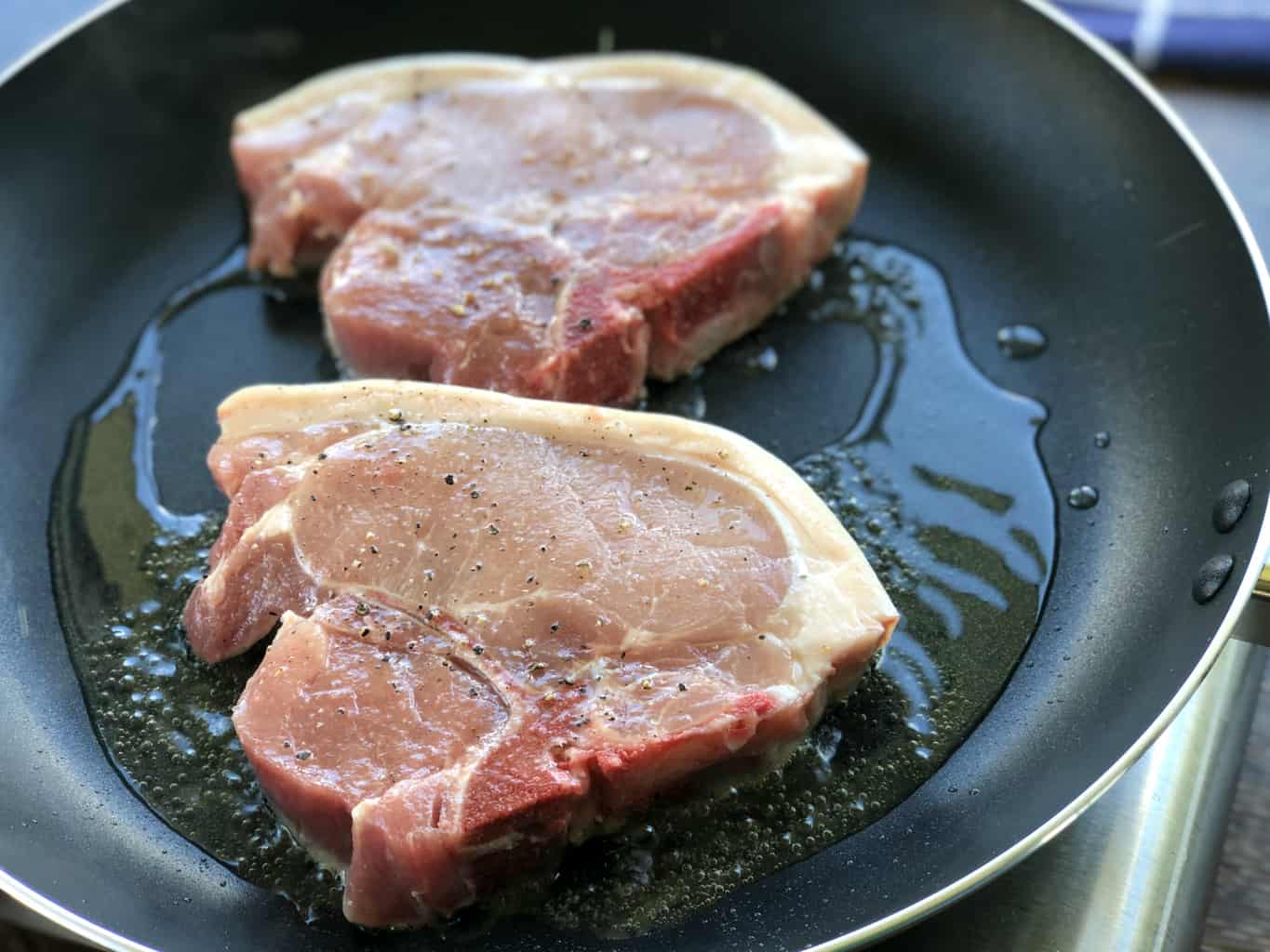 Panfrying pork chops in olive oil using the 6-2-2 method 
