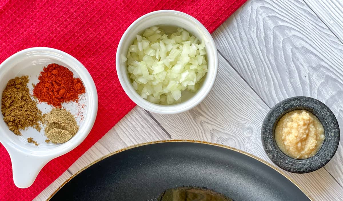 Frying the onion and spices until fragrant 