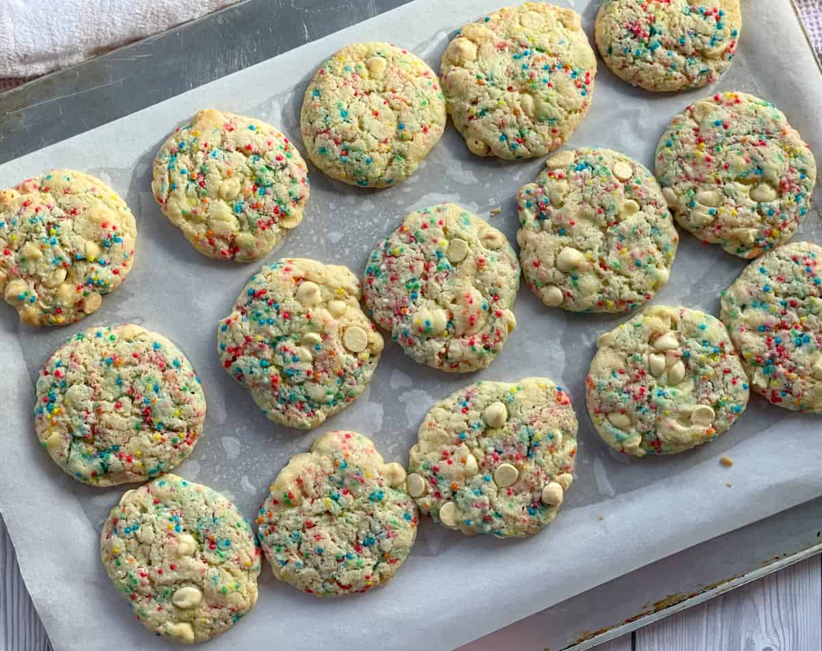 Freshly baked cake box cookies