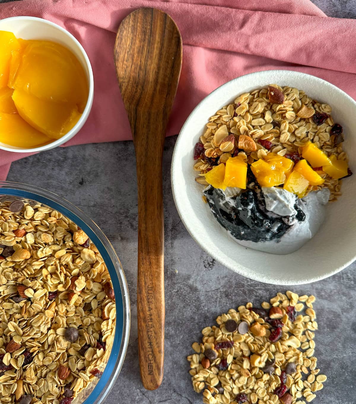 Toasted muesli with yoghurt and mango 