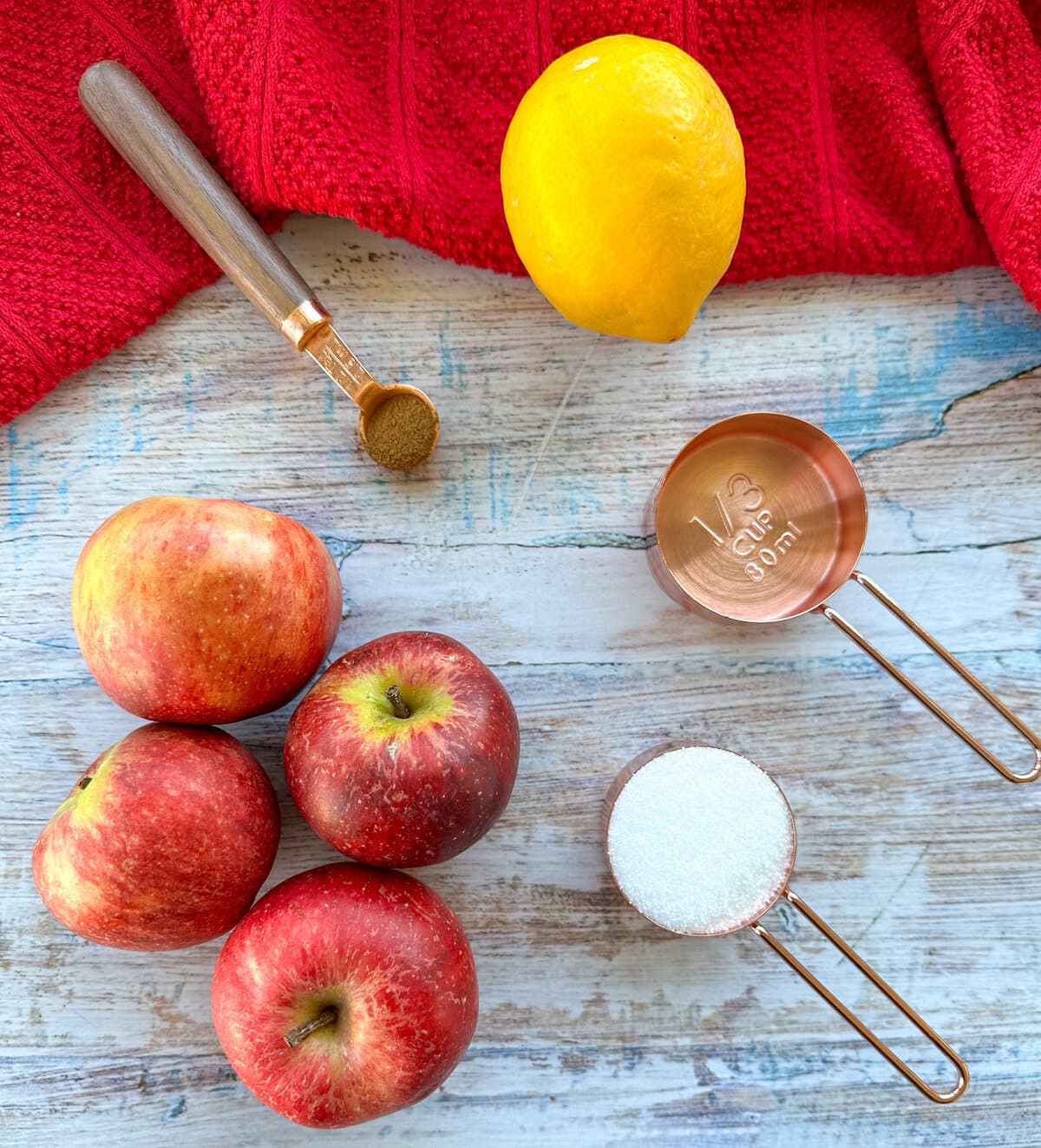 Ingredients required to make stewed apples or apple compote