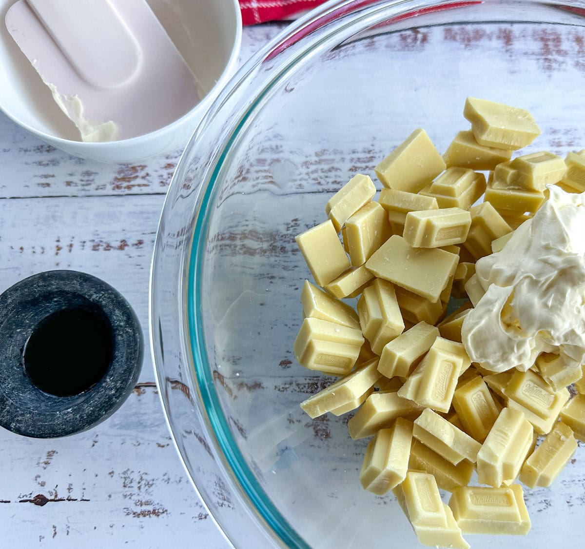 White chocolate, cream and vanilla for truffles 