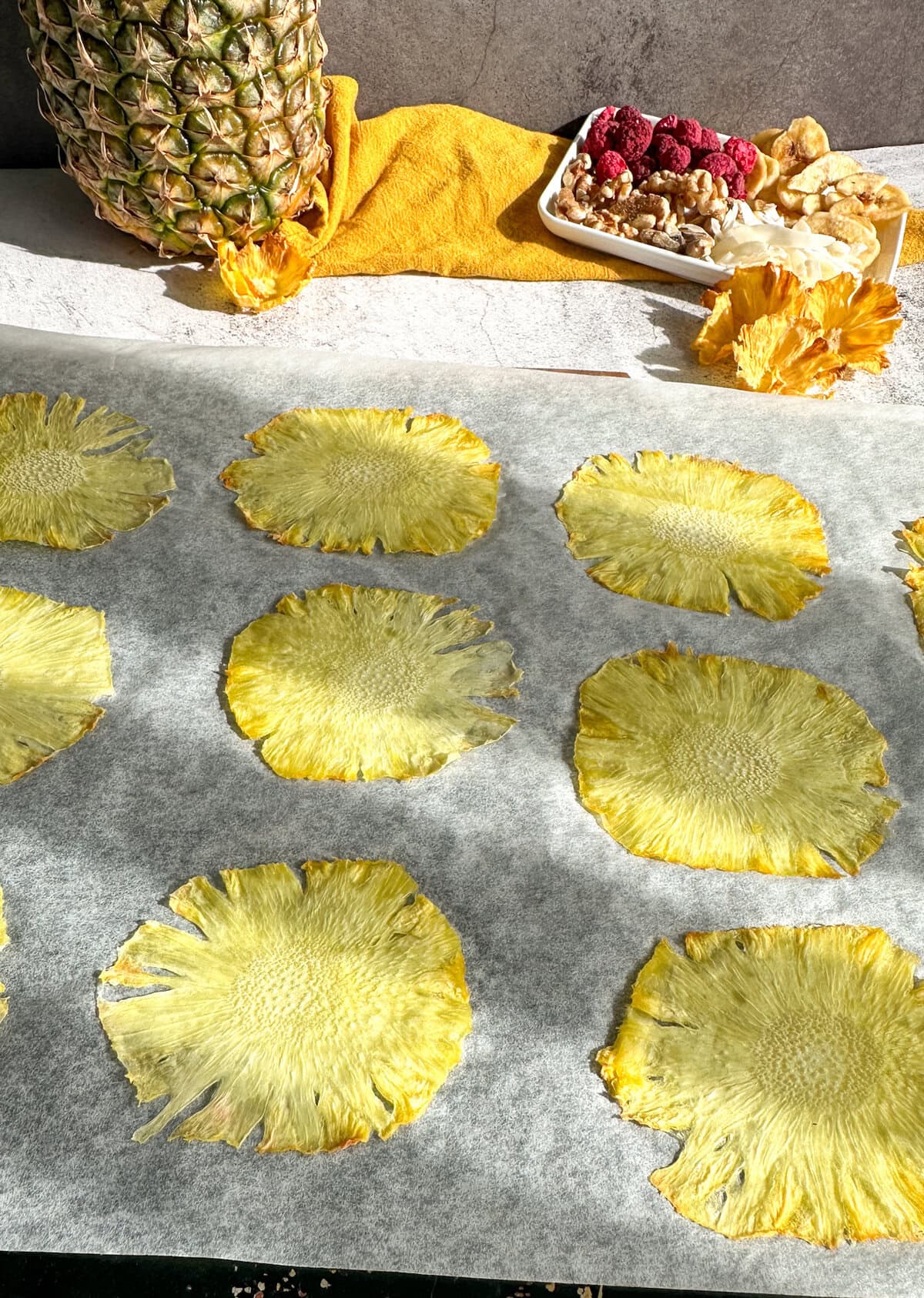 How to make dried pineapple flowers, during cooking and drying process