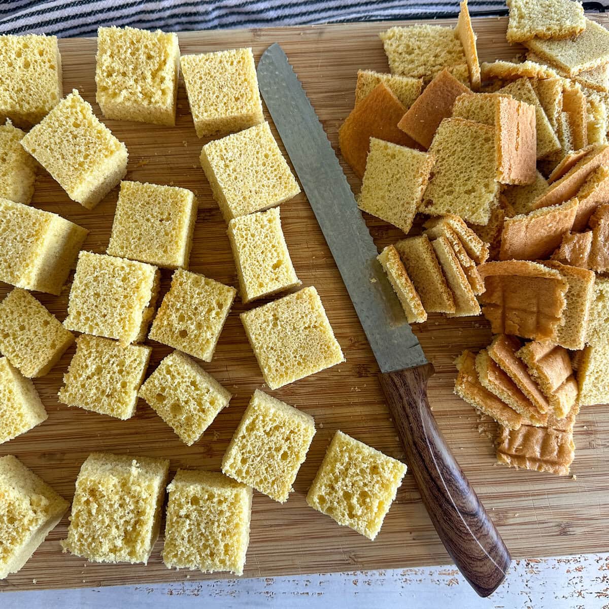 Slice off the crusts from the sponges if you wish.