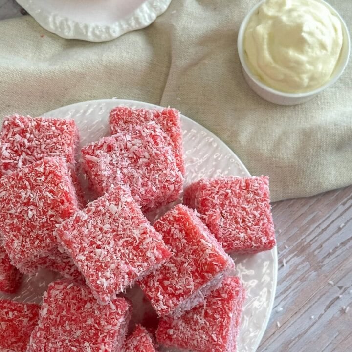 raspberry jelly lamingtons